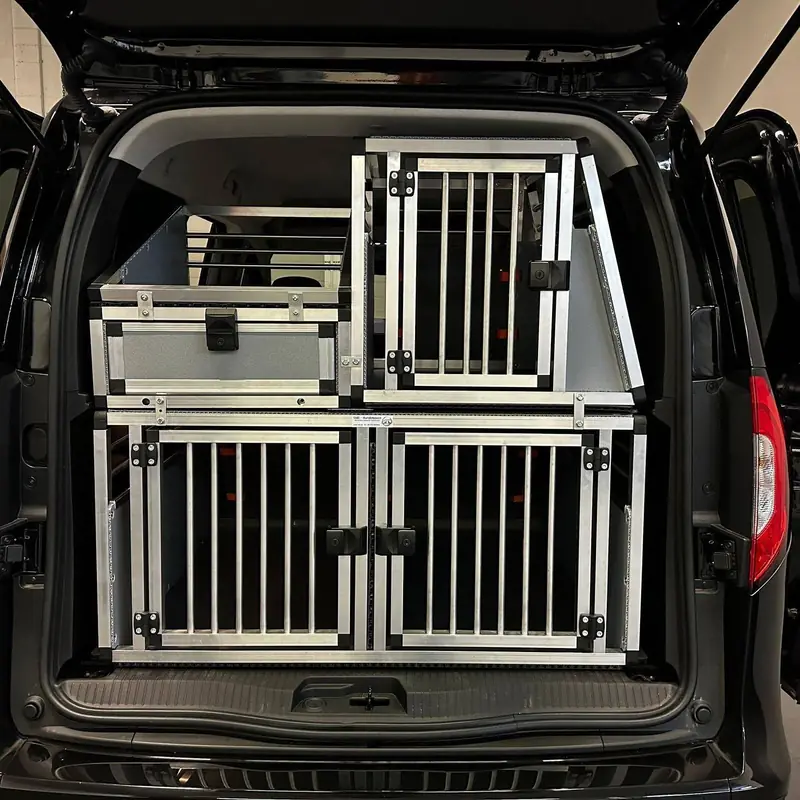 Doppelstock-Box von SSBI mit Staufach im Kofferraum
