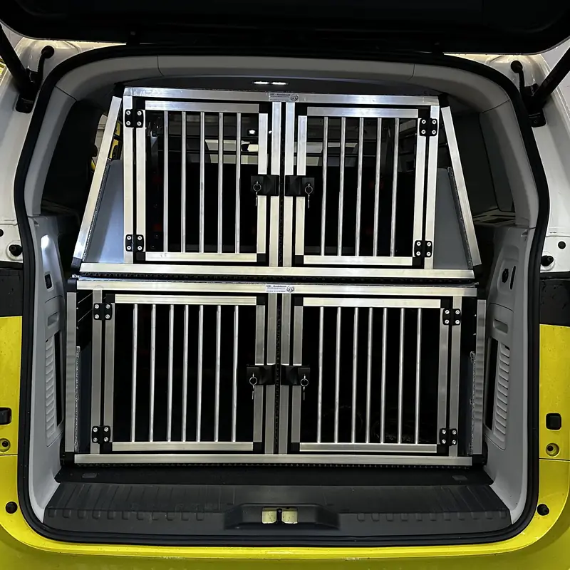Doppelstock-Box von SSBI im gelben VW Bus, Heckklappe offen